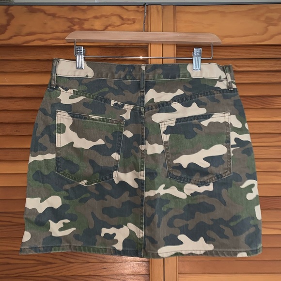 NWT GAP camo Jean skirt - Picture 3 of 4